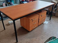 Lot 170 - bureau tafel met ladekastjes - afbeelding 1 van  5