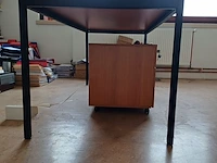 Lot 170 - bureau tafel met ladekastjes - afbeelding 2 van  5