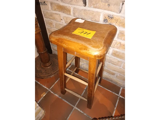 Lot 171 - houten barkruk - afbeelding 1 van  3