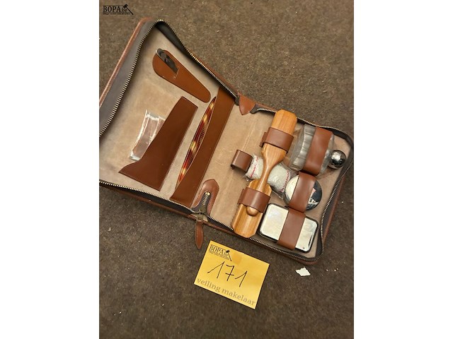 Lot 171 - vintage toilettas leder heren - afbeelding 2 van  3