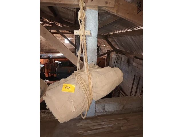 Lot 172 - katrol met zeil - afbeelding 1 van  3