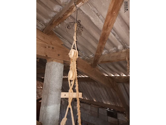 Lot 172 - katrol met zeil - afbeelding 2 van  3