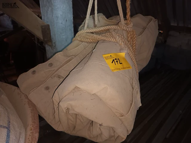 Lot 172 - katrol met zeil - afbeelding 3 van  3