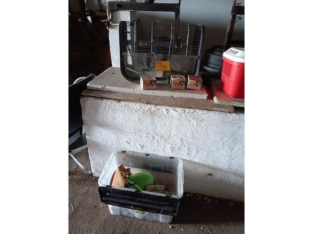 Lot 172 - kooi met dierenbenodigdheden - afbeelding 1 van  5