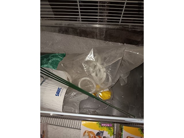 Lot 172 - kooi met dierenbenodigdheden - afbeelding 3 van  5