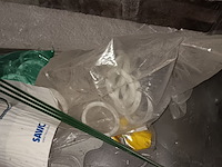 Lot 172 - kooi met dierenbenodigdheden - afbeelding 3 van  5