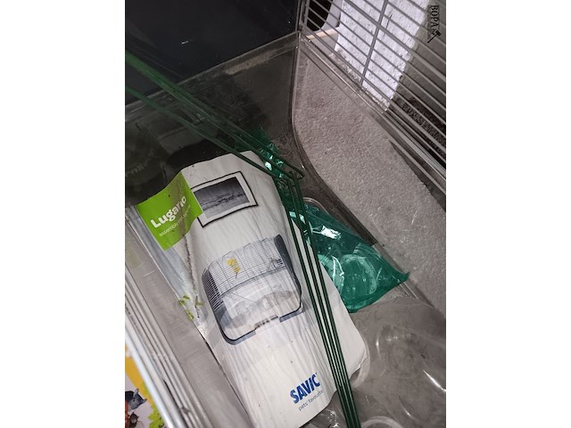 Lot 172 - kooi met dierenbenodigdheden - afbeelding 4 van  5