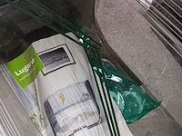 Lot 172 - kooi met dierenbenodigdheden - afbeelding 4 van  5