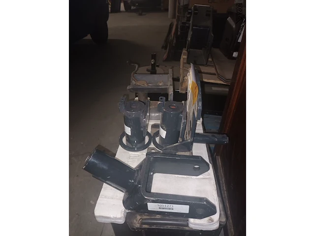 Lot 172 - onderdelen voor trucks. 5 stuks - afbeelding 2 van  3