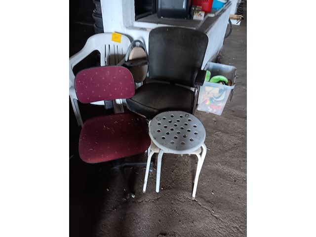 Lot 173 - lot stoelen - afbeelding 1 van  2