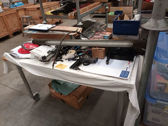Lot 173 - mobiele werkplaats tafel met inhoud - afbeelding 1 van  4