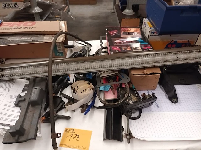 Lot 173 - mobiele werkplaats tafel met inhoud - afbeelding 2 van  4