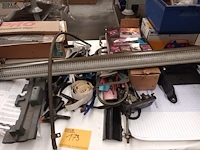 Lot 173 - mobiele werkplaats tafel met inhoud - afbeelding 2 van  4