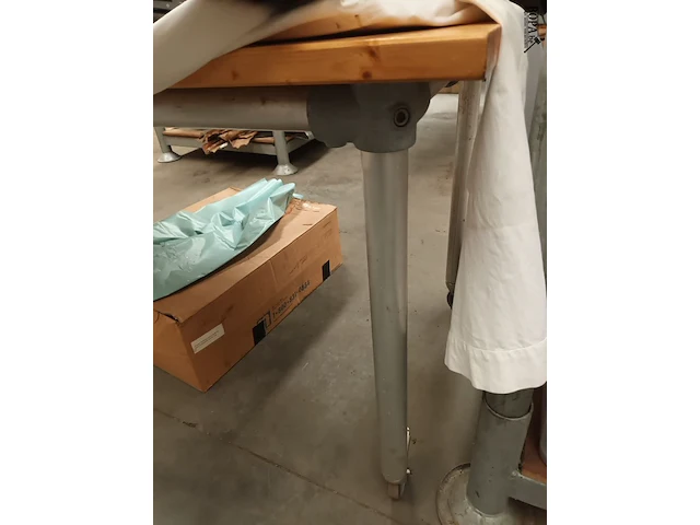 Lot 173 - mobiele werkplaats tafel met inhoud - afbeelding 3 van  4
