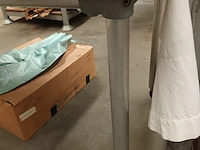 Lot 173 - mobiele werkplaats tafel met inhoud - afbeelding 3 van  4