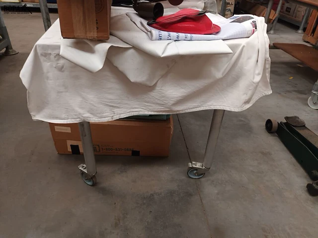 Lot 173 - mobiele werkplaats tafel met inhoud - afbeelding 4 van  4