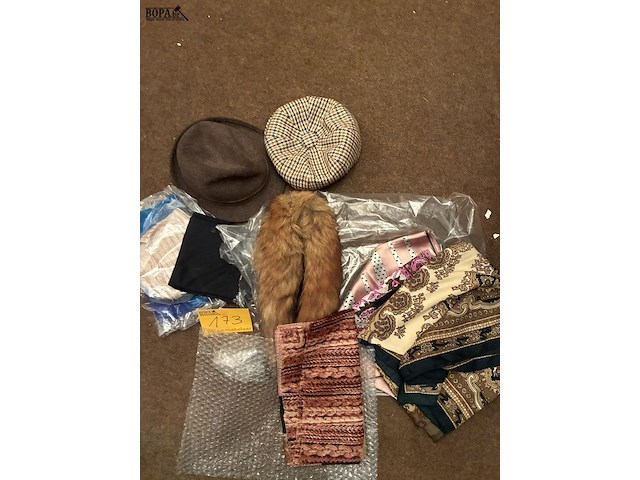 Lot 173 - sjaals en hoeden - afbeelding 1 van  3