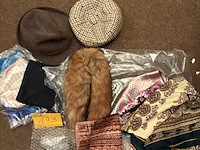 Lot 173 - sjaals en hoeden - afbeelding 1 van  3