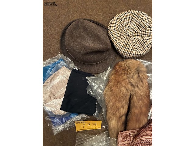 Lot 173 - sjaals en hoeden - afbeelding 2 van  3