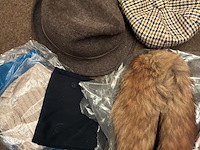 Lot 173 - sjaals en hoeden - afbeelding 2 van  3