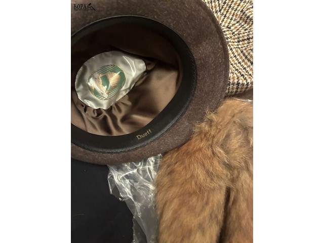 Lot 173 - sjaals en hoeden - afbeelding 3 van  3