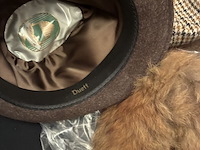 Lot 173 - sjaals en hoeden - afbeelding 3 van  3