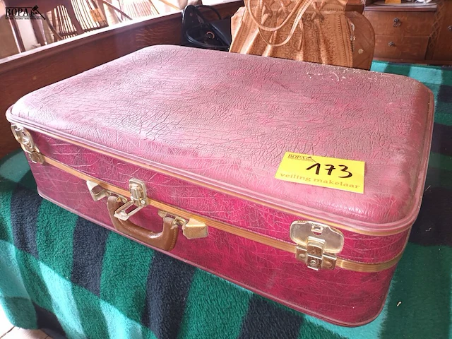 Lot 173 - vintage reiskoffer met inhoud - afbeelding 2 van  3