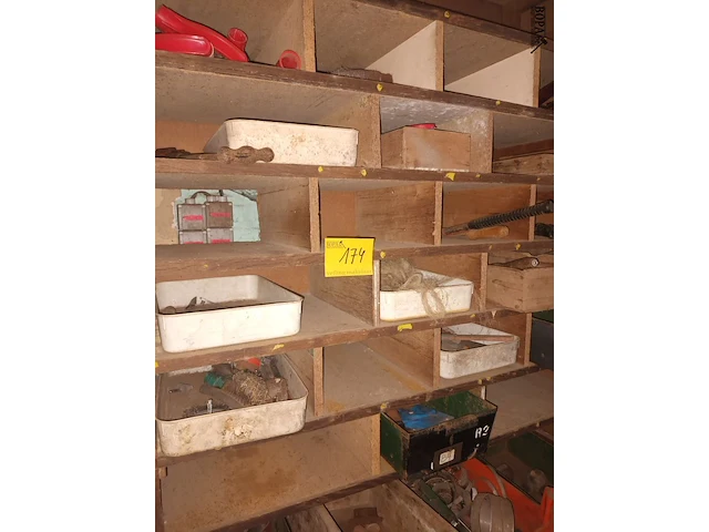 Lot 174 - divers werkmateriaal. inhoud kast - afbeelding 1 van  3