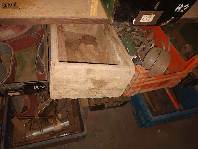Lot 174 - divers werkmateriaal. inhoud kast - afbeelding 2 van  3