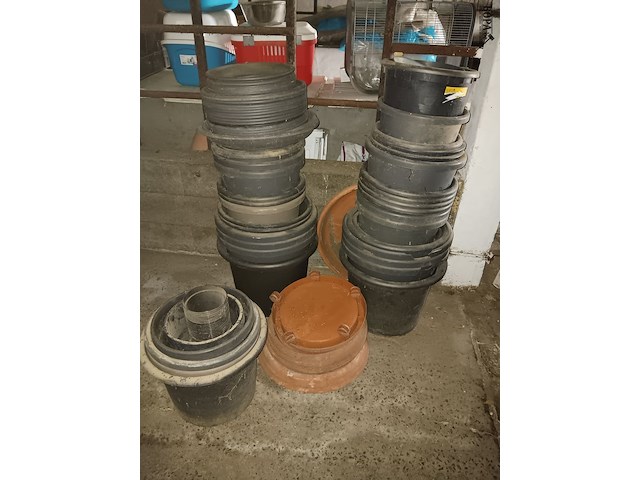 Lot 174 - lot diverse bloempotten - afbeelding 1 van  2