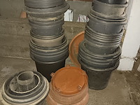 Lot 174 - lot diverse bloempotten - afbeelding 1 van  2