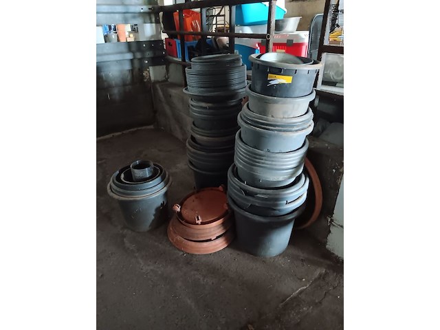 Lot 174 - lot diverse bloempotten - afbeelding 2 van  2