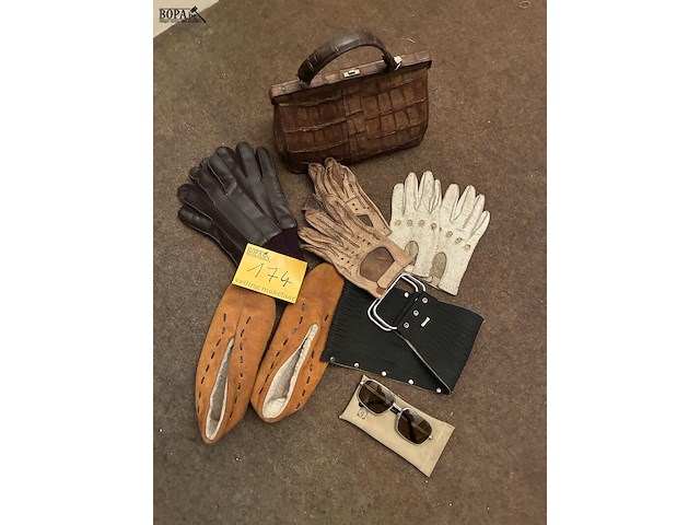 Lot 174 - set allerhande oa. lederen handschoenen, handtas - afbeelding 1 van  3
