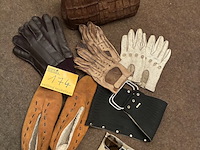 Lot 174 - set allerhande oa. lederen handschoenen, handtas - afbeelding 1 van  3