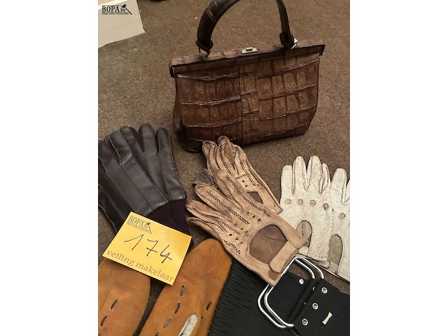 Lot 174 - set allerhande oa. lederen handschoenen, handtas - afbeelding 2 van  3