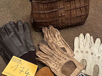 Lot 174 - set allerhande oa. lederen handschoenen, handtas - afbeelding 2 van  3