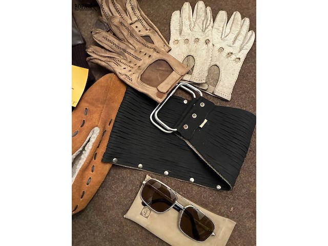 Lot 174 - set allerhande oa. lederen handschoenen, handtas - afbeelding 3 van  3