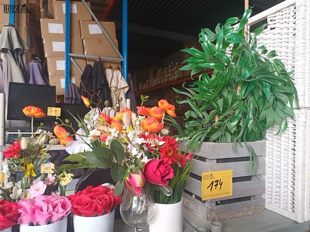 Lot 174 - tafeldecoratie. inhoud rek - afbeelding 1 van  5