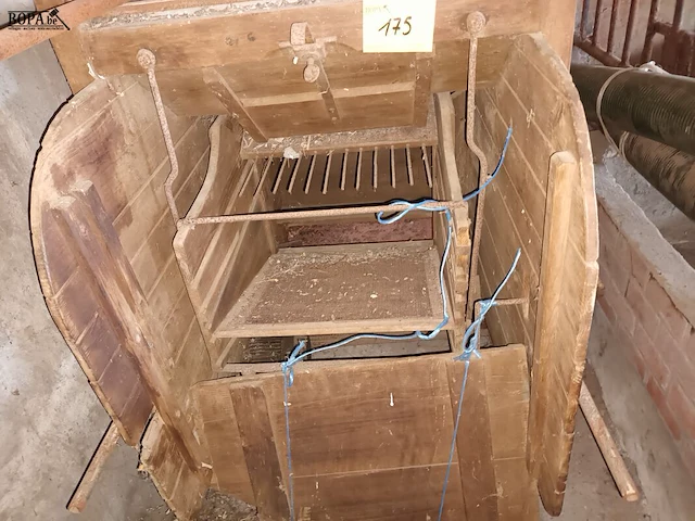 Lot 175 - antieke graanzeefmachine - afbeelding 3 van  4