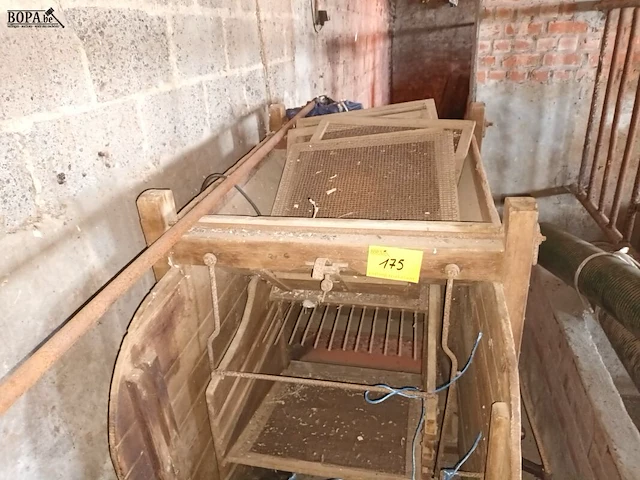 Lot 175 - antieke graanzeefmachine - afbeelding 4 van  4