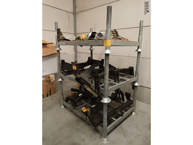 Lot 175 - gegalvaniseerd stapelrek. 18 stuks - afbeelding 1 van  5