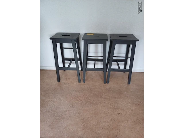Lot 175 - houten barkruk. 3 stuks - afbeelding 1 van  4