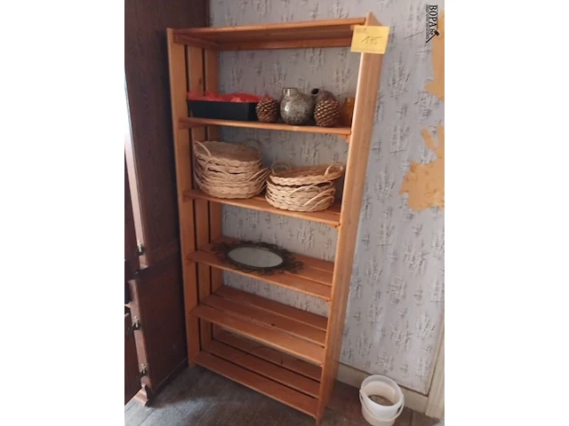 Lot 175 - houten rek met inhoud - afbeelding 1 van  4