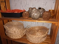 Lot 175 - houten rek met inhoud - afbeelding 3 van  4