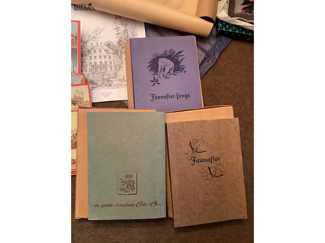 Lot 175 - set papierwaren en oude kranten allerhande - afbeelding 2 van  6