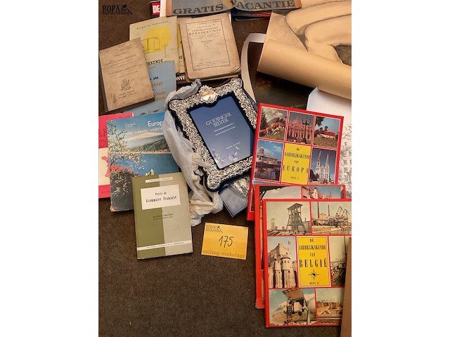 Lot 175 - set papierwaren en oude kranten allerhande - afbeelding 5 van  6