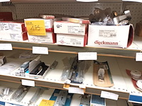 Lot 175 - veiligheidsbeslag en zenders - afbeelding 1 van  5