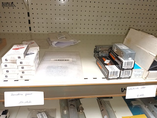 Lot 175 - veiligheidsbeslag en zenders - afbeelding 3 van  5