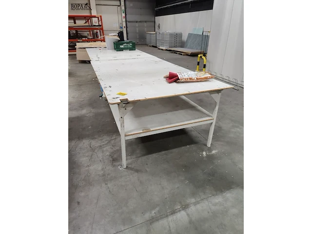 Lot 175 - werktafel met legbank - afbeelding 1 van  4