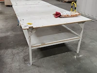 Lot 175 - werktafel met legbank - afbeelding 1 van  4